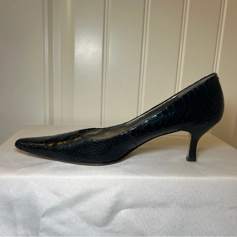 Bandolino Women’s Black Textured Pointy Toe Heels Y2K 8M with 2.5 in‎ heel